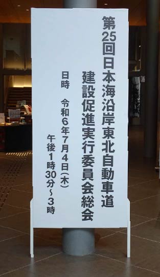 左側の縦長画像